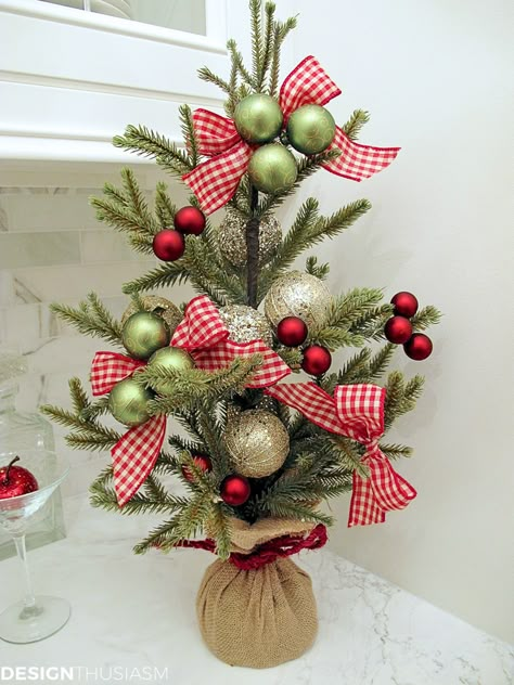 10 Tips for Making Your Holiday Decorations More Special Natal Country, Fete Saint Patrick, Glam Christmas Decor, Small Christmas Tree, Christmas Island, Tree Fern, Christmas Bathroom, Simple Christmas Decor, Fun Christmas Decorations