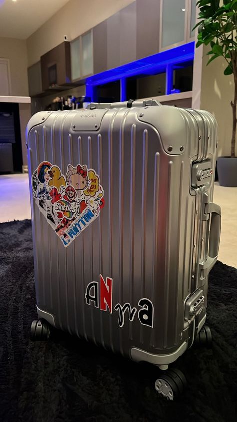 Airport Pics, Rimowa Luggage, Virtual Insanity, Suitcase Stickers, Cute Suitcases, Luggage Stickers, Hello Kitty Themes, Suitcase Packing, Girly Bags