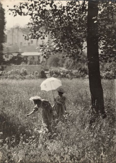 Émile Joachim Constant Puyo (1857-1933) was a French Photographer, active in the late 1800s & early 1900s. As the leading advocate of the Pictorialist movement in France, he championed the practice of photography as an artistic medium. His photographs appeared in numerous publications worldwide, & were exhibited at various expositions in the 1900s. 1800s Photography, French Photographers, Film Stills, Early 1900s, Art Google, Vintage Photography, My Flower, Culture Art, France