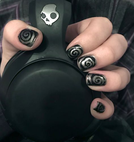 Star Nails Tutorial, Swirl Nail Tutorial, Spiral Nails Tutorial, Heavy Metal Nails, Nail Art Grunge, Grunge Headphones, Skullcandy Headphones Outfit, Short Emo Nails, 2000 Nail Art