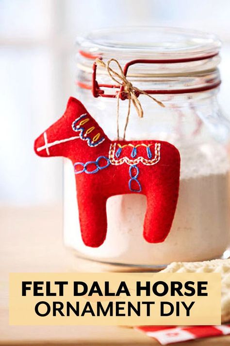 Felt Dala Horse Pattern, Dala Horse Sewing Pattern, Crochet Dala Horse, Swedish Ornaments Diy, Dala Horse Pattern Free Printable, Dala Horse Craft, Dala Horse Ornament, Scandinavian Felt Christmas Ornaments, Horse Ornaments Diy