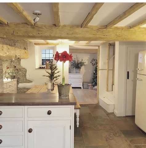 English Cottage Vaulted Ceiling, Low Ceiling Cottage, Country Cottage Living Room, Cottage House Interior, Cottage Flooring, Country Cottage Living, Cosy Vibes, Country Kitchens, Cottage Renovation