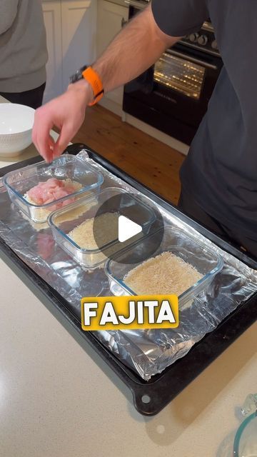 Josh Trinchini on Instagram: "Chicken Fajita Bake Meal Prep 👨‍🍳 🌯 This single serve glass bowl meal prep is such a game changer and I can’t believe how easy it is! If you enjoyed the last one then I promise you this one is even better!! 😋 I highly recommend you give it a go 🤤 Ingredients (for one serve): 50g x raw basmati rice 🍚 150g x lean boneless chicken breast (diced) 1/2 cup x diced capsicums 🫑 1/4 cup x diced red onions 🧅 1/4 packet x fajita seasoning (old El Paso) 100ml x chicken stock 20g x shredded mozzarella cheese 🧀 Optional toppings when serving: Sliced avocado 🥑 Nandos perinaise sauce Method: Preheat the oven to 180 Degrees Celsius. In a glass meal prep container add your rice, chicken, capsiums, onion, fajita seasoning and then the stock. Mix until everything is Chicken Fajita Bake Meal Prep, One Container Meal Prep, Chicken Bake Meal Prep, Oven Bake Meal Prep, Glass Container Meal Prep Recipes, Chicken Fajita Meal Prep Bowls, Glass Meal Prep Recipes, Meal Prep Oven Bowls, Meal Prep In Glass Containers