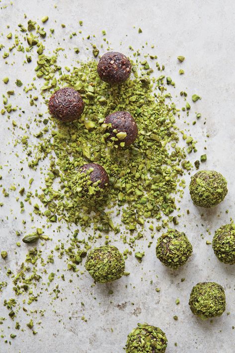 Pistachio Balls, Date Balls, Sweet Paul Magazine, Pistachio Recipes, Protein Ball, Holiday Candy, Snacks Für Party, Energy Balls, Energy Bars