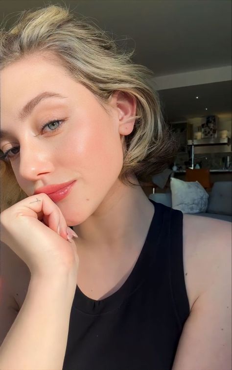 Hadid Instagram, Bra Image, Scammer Pictures, Western Women, New Photo Download, Betty Cooper, Aesthetic Eyes, Lili Reinhart, Favorite Celebrities