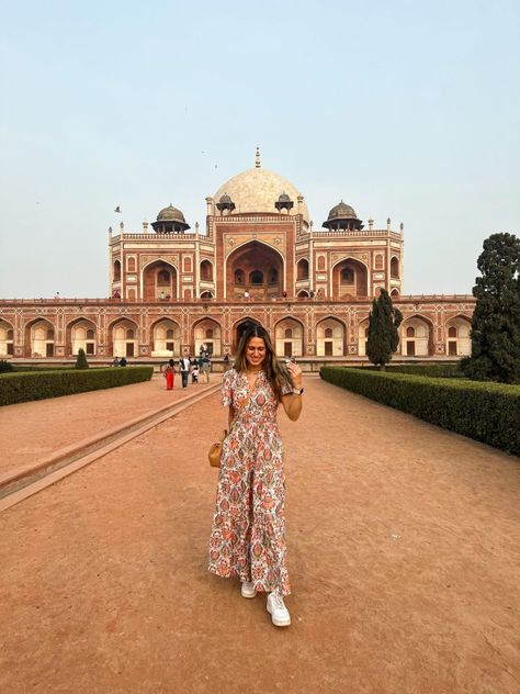 What To Wear In India Woman Travel, Delhi Outfits, Delhi Aesthetic, Delhi Chandni Chowk, India Outfits, Chic Travel Outfit, Delhi Travel, Travel Pose, India Travel Guide