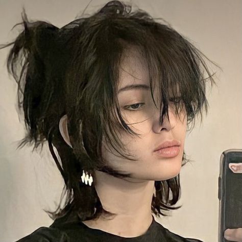 Ponytail Drawing, Tomboy Haircut, Androgynous Haircut, Short Ponytail, Short Grunge Hair, Spiky Hair, Hair Inspiration Short, Wolf Cut, Peinados Fáciles Para Cabello Corto