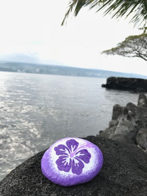 Things To Draw On A Rock, Rock Craft Ideas, Painted Rocks Preppy, Rock Painting Ideas Beach Theme, Pretty Rock Painting, Rock Painting Ideas Purple, Shell Painting Ideas Easy, Tropical Painted Rocks, Plant Rock Painting