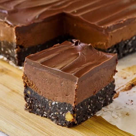 Chocolate Nanaimo Bars. A triple chocolate version of the classic Canadian no bake treat that may well be one of the best chocolate cookie bars you've ever tasted.#chocolatecookies #nobake #nobakecookies #freezercookies #cookies #christmascookies #chirstmasbaking #holidaybaking #holidayfood #cookiebars #christmas #holidayentertaining Iced Brownies, Nanaimo Bar, Nanaimo Bar Recipe, Cake Mix Brownies, Carrot Desserts, Chocolate Cookie Bars, Newfoundland Recipes, Fridge Cake, Quick Cookies