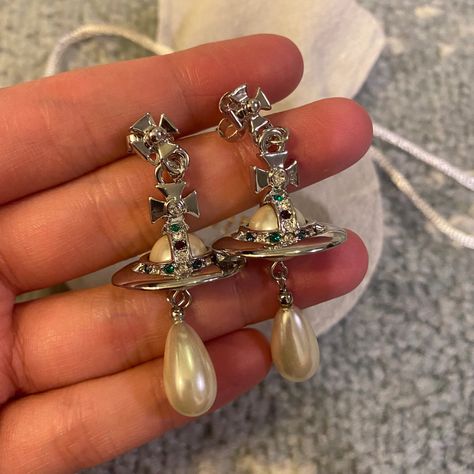 Old Money Aesthetic Earrings, Vivienne Westwood Pearl Drop Earrings, Pearl Earring Aesthetic, Vivienne Westwood Pearl Earrings, Westwood Jewellery, Orb Earrings, Vintage Pearl Earrings, Vivienne Westwood Earrings, Vivienne Westwood Jewellery