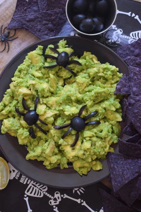 Halloween Guacamole, Easy Halloween Food Appetizers, Slasher Halloween, Quick Appetizer Recipes, Last Minute Appetizer, Halloween Party Appetizers, Halloween Party Table, Halloween Food Appetizers, Halloween Menu