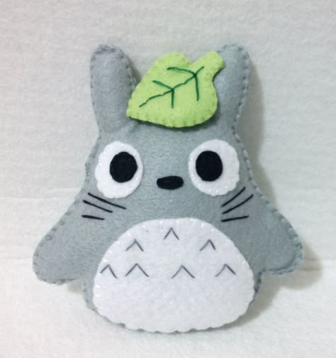 Totoro!! Totoro Felt, Totoro Crafts, Amigurumi Anime, Studio Ghibli Crafts, Felt Plushie, Totoro Plush, Geek Toys, Felt Keychain, Felt Creations