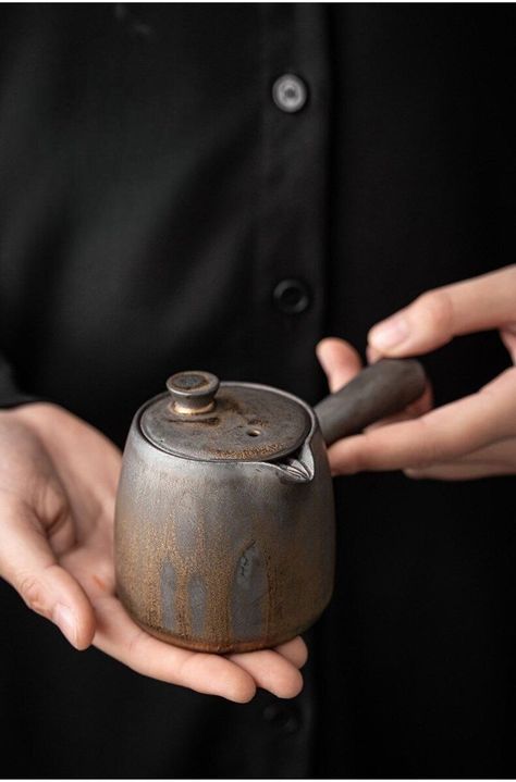 Drinking Green Tea, Tatami Floor, Creative Inventions, Still Life Inspiration, Metallic Glaze, Art Of Tea, Winter Tea, Pottery Form, Pottery Glaze