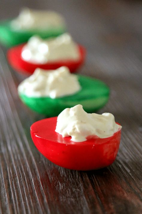 Deviled Eggs Christmas, Christmas Deviled Eggs, Colored Deviled Eggs, Eggs Boiled, Christmas Appetizers Easy, Christmas Appetizer, Egg Christmas, Christmas Appetizers Party, Water Food