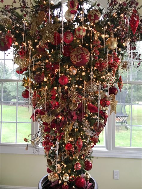 Christmas Tree Hanging From The Ceiling, Upside Down Christmas Tree Ideas Unique, How To Hang A Christmas Tree Upside Down, Upside Down Xmas Tree, Unique Christmas Tablescapes, Floating Tree Christmas, Inverted Christmas Tree, Upside Down Christmas Tree Hanging, Christmas Tree Upside Down