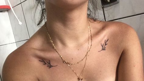 Hip Tattoos Women Symmetrical, Collar Bone Tattoo Simple, Hand Tattoos With Meaning, Woman Tattoo Arm, Flower Tattoos Unique, Dainty Collar Bone Tattoo, 00 00 Tattoo, Small Collar Bone Tattoo, Collar Bone Tattoo Ideas