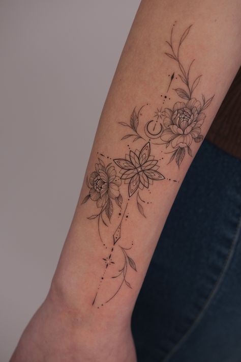 Tato Minimal, Feminine Tattoo Sleeves, Boho Tattoos, Mommy Tattoos, Wrist Tattoos For Women, Shoulder Tattoos For Women, Spine Tattoos, Sleeve Tattoos For Women, Elegant Tattoos