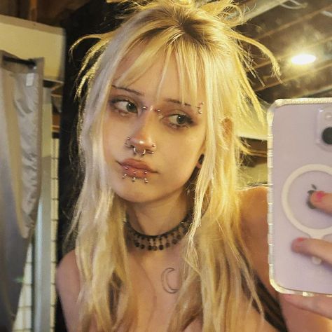 Kinderwhore 90s Grunge Style Makeup, Blonde Grunge Makeup, Piercing Aesthetic Face, Women With Piercings, Cool Looking People, Pierced Face, Blonde Grunge, Punk People, Grunge Drawing