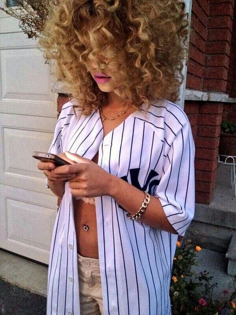 Yankee jersey Hip Hop Hair, Jersey Outfit Women, Baseball Jersey Outfit, Fashion Guys, 90s Hip Hop Fashion, Linda Evangelista, 90s Fashion Outfits, Jersey Outfit, Outfit Women