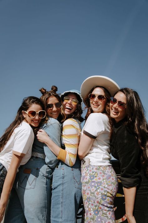 Group Of Friends Traveling, Group Of Girlfriends Aesthetic, Women Hanging Out, Girls Group Photoshot Style, Girls Trip Photoshoots, Friends Together Aesthetic, Women Friend Group, Women Group Photoshoot, Girls Group Photoshoots