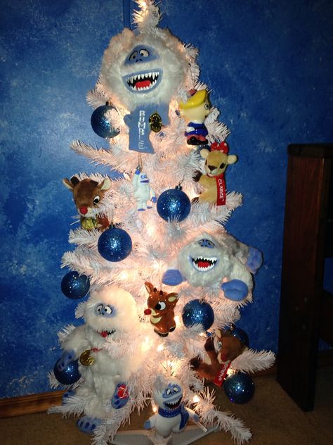 Rudolph and bumble inspired christmas tree Rudolph Tree Theme, Rudolph The Red Nosed Reindeer Christmas Tree, Yeti Spaghetti, Rudolph Christmas Tree, Christmas Tree Hacks, Very Short Curly Hairstyles, Winter Warlock, Yeti Christmas, Christmas Charity