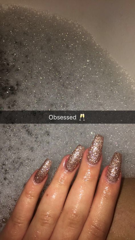 Nails Champagne Glitter, New Years Nail Designs Gold Glitter, Glitter Fake Nails, Nyårsnaglar Glitter, Glitter Nails Champagne, Cute Champagne Nails, Copper Sparkle Nails, Copper Gold Nails, Nail Inspo Gold Glitter