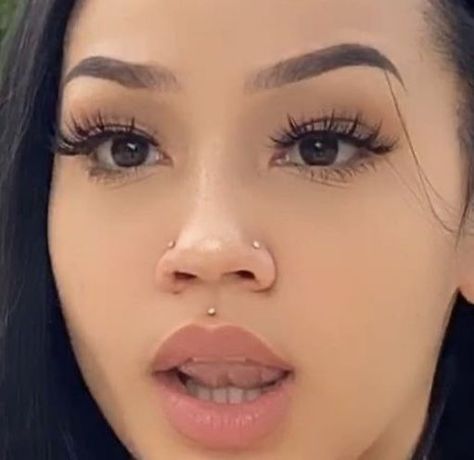 Stud On Both Sides Of Nose, Nose Pericings, Dimple Piercing, Pretty Piercings, Double Nose Piercing, Piercings Ideas, Cute Nose Piercings, Medusa Piercing, Pretty Ear Piercings