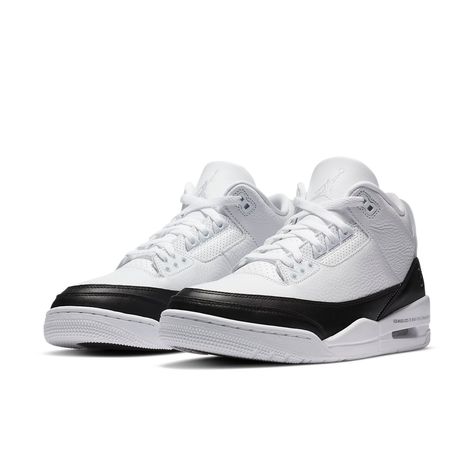 The fragment design x Nike Air Jordan 3 Retro SP truly embodies the motto "Less is more". The monochromatic pair features a white tumbled leather base and black lather across the mudguard and heel. The branding on this pair is done subtly in the forms of stitched-on Jumpman logo and style code on the midsole. On the heel, a translucent heel tab reveals the fragment thunderbolt logo. Hiroshi Fujiwara, Jordan Retro 3, Retro 3, Jordan Logo, Jordan 3 Retro, Air Jordan 3 Retro, Adidas Sneaker, Air Jordan 3, Jordan 13