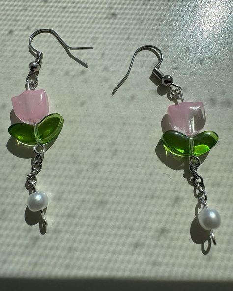 Tulip Jewelry, Tulip Earrings, April 16, Etsy Handmade, Handmade Earrings, Tulips, Beaded Jewelry, Hobbies, Beads