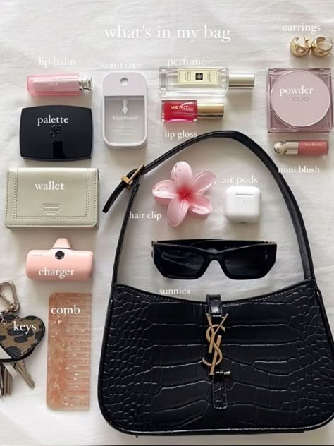 Summer Bag Essentials, Everyday Bag Essentials, What's In My Purse, What's In My Bag, Backpack Essentials, School Bag Essentials, Travel Bag Essentials, Inside My Bag, Mode Tips