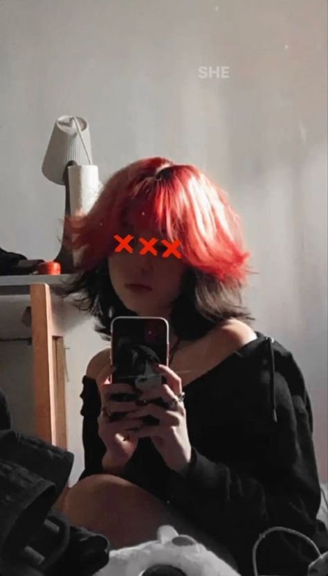 Cool Peekaboo Hair, Short Hair Dyed Underneath Red, Red Hair Dye Idea, Grunge Hair Color Ideas Short, Black And Red Hair Wolfcut, Hair Dye Ideas For Wolf Cut, Black And Red Hair Short Wolfcut, Wolfcut Dyed Underneath, Short Red Black Hair