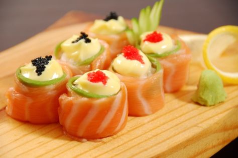 Salmon Roses Salmon Roses Sushi, Salmon Roses, Sweet Salmon, Making Sushi, Chinese Party, Sushi Cake, Types Of Sushi, Salmon Sushi, Sushi Time