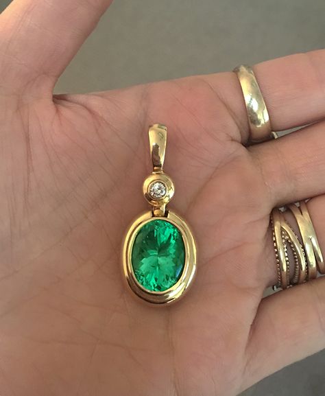 Large Emerald Necklace, Emerald Pendant Simple, Small Lockets, Oval Emerald Ring, Jewelry Necklace Simple, Diamond Pendants Designs, Art Jewelry Design, Handcrafted Silver Jewelry, Wedding Ring Necklaces