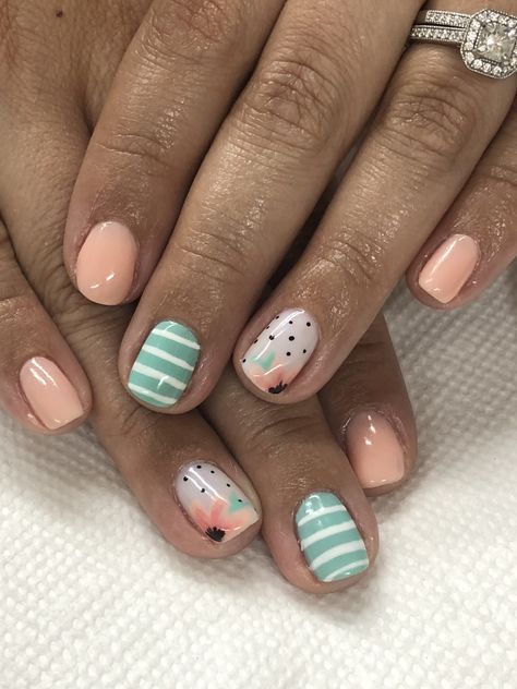 Mint And Peach Nails, Green And Peach Nails, Gel Mani Short Nails Summer, Peach Spring Nails, Coral And Mint Nails, Gel Nails Flowers, Mint Nail Ideas, Peach Gel Nails, Gel Nail Designs For Summer