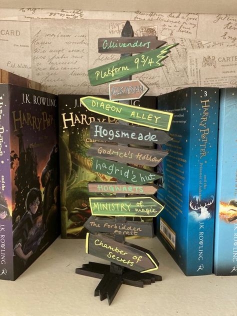 Fantasy Book Shelf Decor, Harry Potter Display, Citate Harry Potter, Harry Potter Room Decor, Harry Potter Classroom, Harry Potter Book, Harry Potter Bedroom, Harry Potter Theme Party, Anniversaire Harry Potter