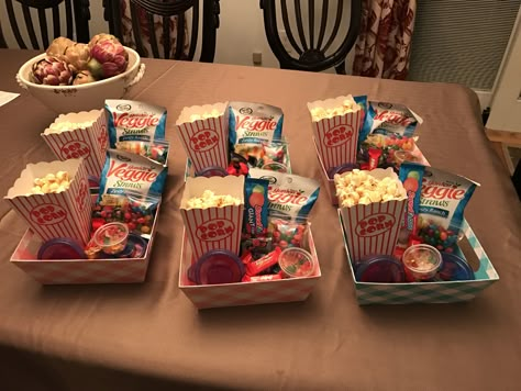 Movie Night Snack Packs for Kids Movie Night Snacks Box Ideas, Snack Board Sleepover, Movie Snack Boxes Diy, Movie Night Snack List, Things For Movie Night, Pajama Movie Night Birthday Party, Home Movie Snacks, Food Ideas For Movie Night, Simple Movie Night Ideas