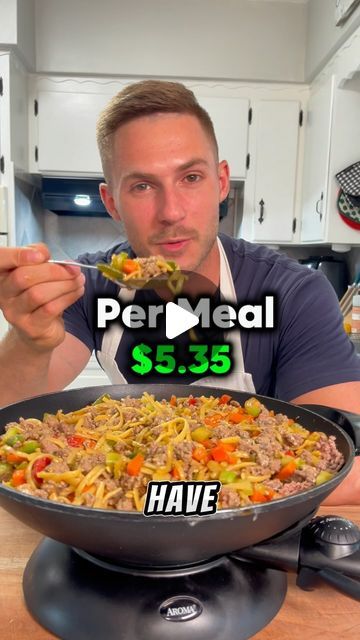 Hunter Micheletto on Instagram: "Bulking on a budget meal prep⬇️  💰✅Save this recipe to save on your bulk 💪🏻  What you need:   3lbs frozen stir fry mix (Birds Eye brand) 4.5 lbs 93/7 lean beef  2 tsp garlic powder 2 tsp onion powder  1 tsp paprika  Salt & pepper to taste 7 large eggs   Total cost $37.46 Cost per meal $5.35  This makes 7 servings!  Per serving:  Calories: 700  Protein: 68g  Carbs: 42g  Fat: 26g   #highprotein #highproteinmeals #highproteindiet #recipe #bulking #budgetfriendly #budgetfood #easytomake #health #fitness #weightgain #muscle #musclebuilding #bodybuilding #food #cooking #healthyfood" Gym Recipes, Protein Prep, Bulking Meals, Budget Meal Prep, Bodybuilding Food, Prep Meals, Muscle Gain, Lean Beef, Man Food