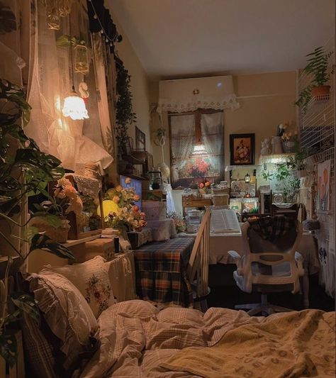 L o r e e e h h Cozy Bedroom Ideas Maximalist, Cozy Maximalist Bedroom Aesthetic, Over Decorated Rooms, Cosy Dorm Room, Earthy Grunge Bedroom, Apartment Cottagecore, Maximalist Dorm Room, Maximalist Bedroom Aesthetic, Maximalist Dorm