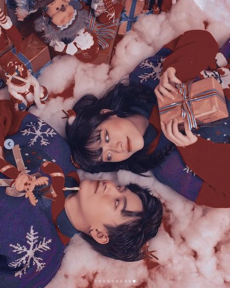 Christmas Pose Reference Couple, Holding Mistletoe Pose, Christmas Couple Pose Reference, Christmas Couple Reference, Winter Reference Poses, Couple Christmas Poses, Christmas Couple Art, Christmas Couple Photoshoot Ideas, Couple Poses Christmas