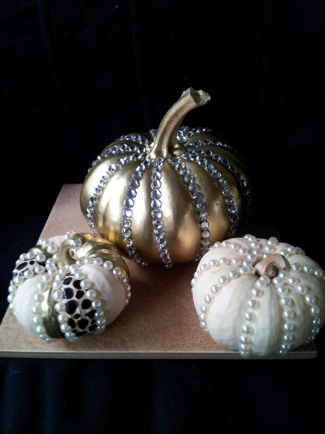 Bling pumpkins Bling Pumpkins Ideas, Bling Pumpkins, Sparkle Pumpkins, Pumpkin Carving Ideas Halloween, Glam Pumpkins, Pumpkin Carving Ideas Easy, Easy Pumpkin Carving Ideas, Halloween For Kids, Halloween Pumpkin Diy