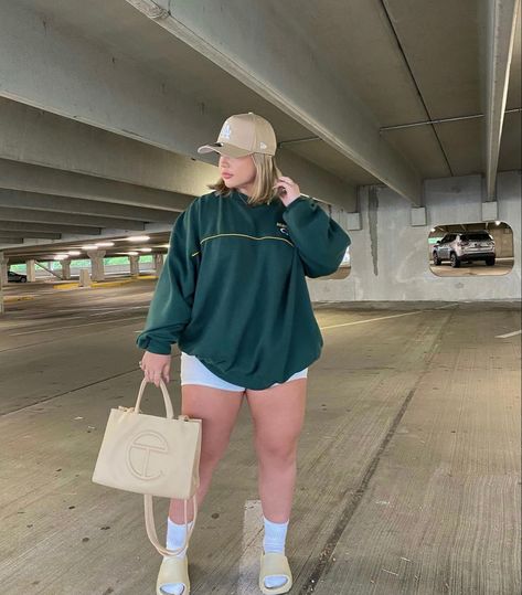 Comfy Date Night Outfit Summer, Plus Size Outfits For Summer Aesthetic, Midsize Baddie Outfits, Poses For Midsize Women, Big Women Fashion Plus Size Outfits, Plus Size Baddie Outfits Casual, Chubby Style Summer, Outfit Ideas For Chubby Girls, Curvy Streetwear