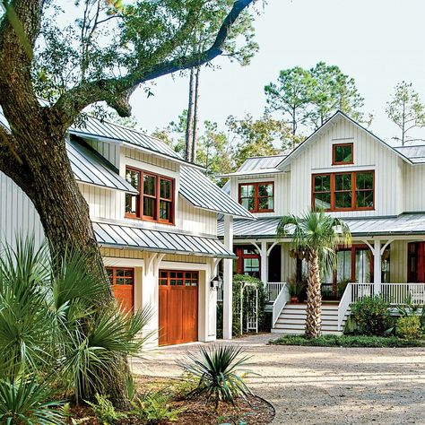 Lowcountry Style Home, Lowcountry Architecture, Lowcountry House, Lowcountry Farmhouse, Lowcountry House Plans, Big Farmhouse, Country Kitchen Flooring, Low Country Homes, Country Style Dining Room