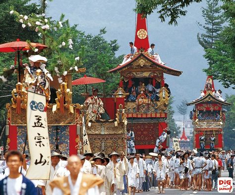 Kyoto 's Gion Matsuri, the most famous festival in Japan Gion Matsuri Festival, Gion Matsuri, Matsuri Festival, Festival Aesthetic, Japan Picture, Japanese Festival, Dinosaur Wallpaper, Festival Image, Japan Culture