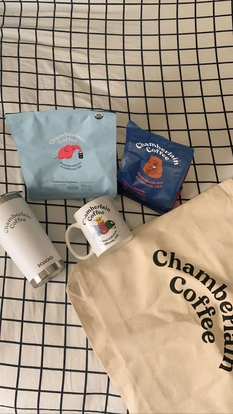 Chamberlain Coffee Wallpaper, Emma Chamberlain Coffee Aesthetic, Chamberlain Coffee Aesthetic, Emma Chamberlain Coffee, Emma Chamberlain Merch, Coffee Aesthetic Fall, Emma Chamberlain Aesthetic, Coffee Decorations, Chamberlain Coffee