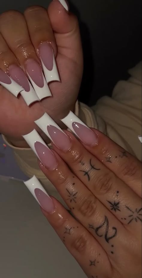 Medium Basic Acrylic Nails, Baddie Nails Gel Designs, Aesthetic Medium Nails, Medium Long French Tip Nails, Baddie French Tip Acrylic Nails, Medium Nail Inspo Acrylic, Medium Long Nails Ideas, Simple Long Acrylic Nails, Medium Acrylic Nails Square