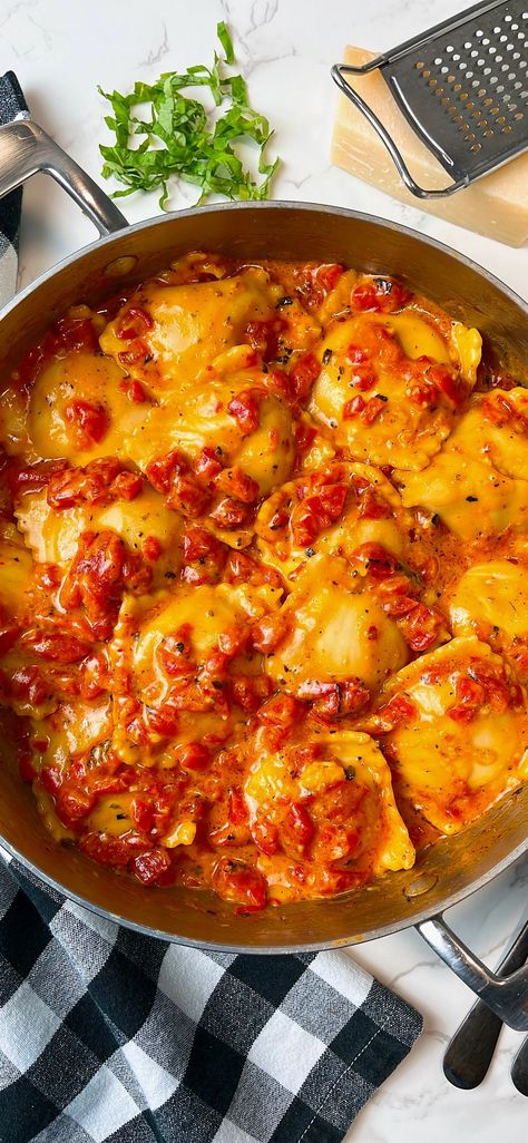 Ravioli with Spicy Red Pepper Sauce Roasted Red Pepper Ravioli, Roasted Red Pepper Sauce, Pork Soup, Ravioli Recipe, Vegetarian Desserts, Red Pepper Sauce, Cheese Ravioli, Roasted Red Pepper, Seafood Pasta