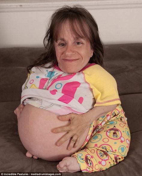 Tragedy: The world's smallest mother Stacey Herald, pictured while pregnant with her third child, has died at the age of 44 Pregnant Belly Huge, Pregnant Pictures, Pregnant People, Maltipoo Puppies, Pregnant Princess, Human Oddities, Third Child, Earth Mama, Unusual Things