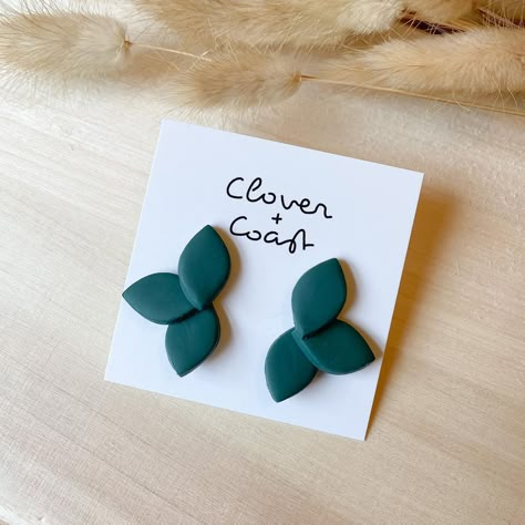 Earring Polymer Clay, Polymer Clay Earring Packaging, Polymer Clay Post Earrings, Winter Clay Earring Ideas, Sculpey Opal Earrings, Opal Polymer Clay Earrings, Earrings Diy Handmade, Polymer Clay Flower Jewelry, Diy Earrings Polymer Clay