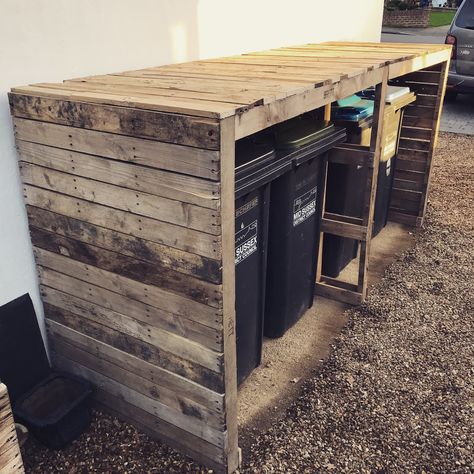 Pallet Garbage Storage, Diy Pallet Shed Outdoor Storage, Trash Can Storage Outdoor Pallets, Pallet Trash Can Cover, Pallet Trash Can Holder Outdoor, Pallet Outdoor Storage, Bin Storage Ideas Outdoor, Daycare Building, Outdoor Garbage Storage