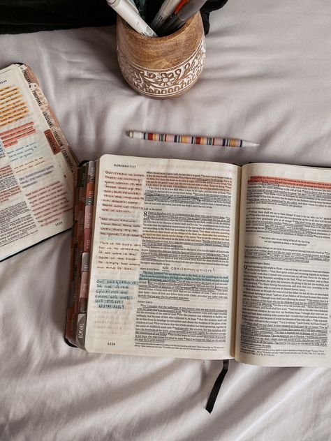 Aesthetic Bible Note Taking, Studying The Bible Aesthetic, Bible Highlighting System Aesthetic, Bible Study Friends Aesthetic, Bible Reading Aesthetic Photography, Bible Journaling Asethic, Easy To Read Bible, Bible Highlights, Bible Goals